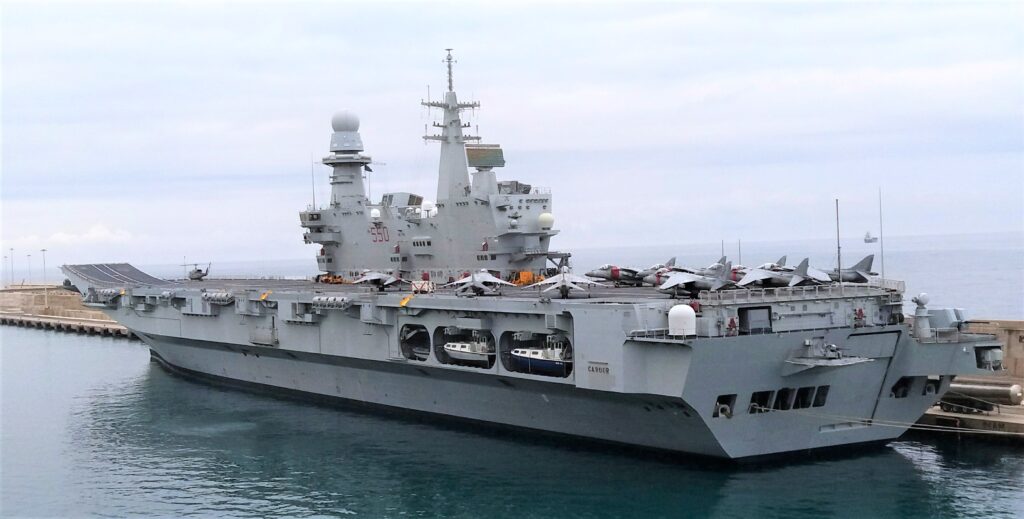 La portaerei italiana Cavour in navigazione
