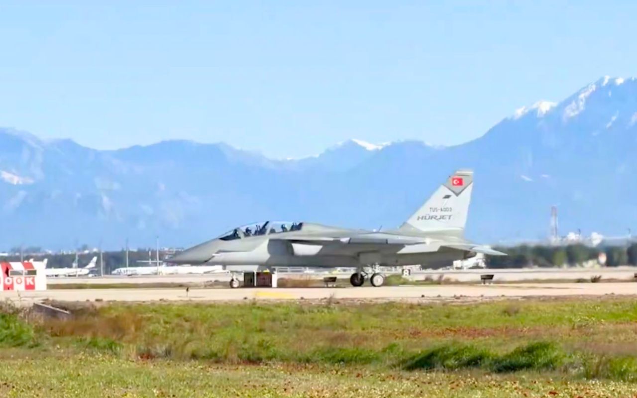 La Turchia pensava di restare ai margini, ma l’Hürjet armato con piloni dedicati sorprende e punta al mercato miliardario dei jet leggeri