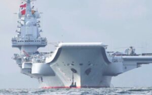 La portaerei cinese Liaoning chiude 40 giorni di manovre in mare aperto con i nuovi caccia imbarcati