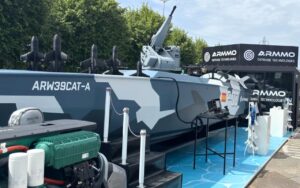 Pattugliare i mari senza equipaggio: il catamarano autonomo spagnolo debutta a Eurosatory