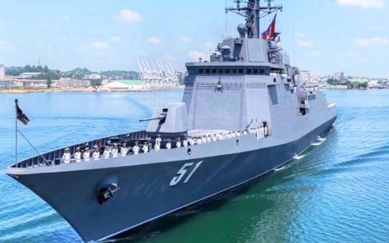 Per la prima volta la Corea del Nord schiera un vero cacciatorpediniere: una svolta per la marina di Pyongyang
