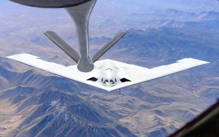 Per la prima volta un pilota operativo ai comandi del B-21 Raider: tappa storica per il bombardiere stealth americano