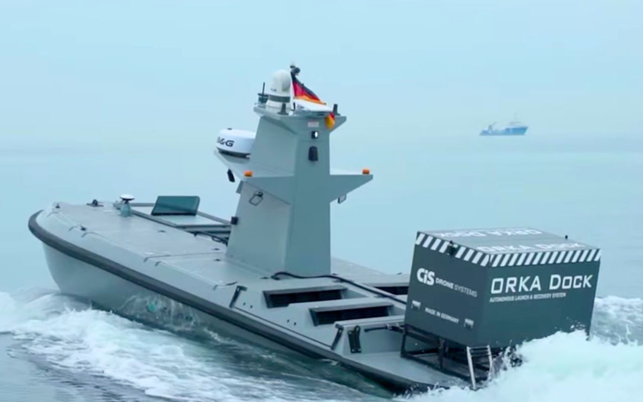 Poco di gente lo sa ma la Germania ha un gioiello tecnologico, l’ORKA Dock, un hangar portatile che lancia droni in mare mosso in 30 secondi