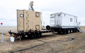 Trasmettere energia con un raggio laser e abbattere i droni: il doppio esperimento delle forze armate americane
