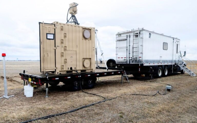Trasmettere energia con un raggio laser e abbattere i droni: il doppio esperimento delle forze armate americane