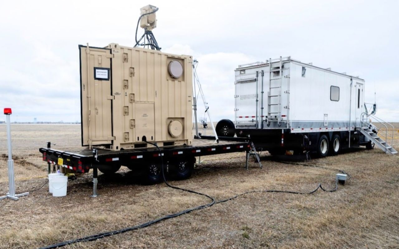 Trasmettere energia con un raggio laser e abbattere i droni: il doppio esperimento delle forze armate americane