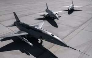Via libera ai caccia robot: l’US Air Force lancia due droni da combattimento autonomi accanto ai piloti