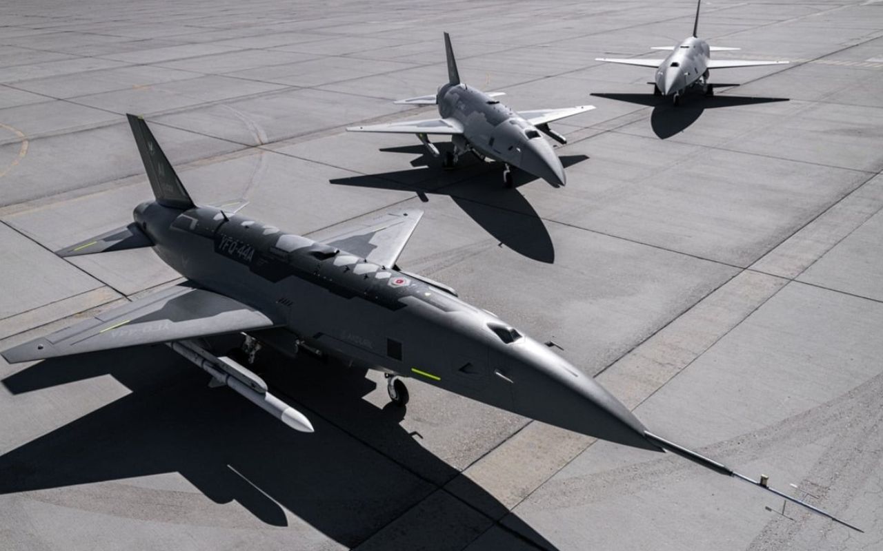 Via libera ai caccia robot: l'US Air Force lancia due droni da combattimento autonomi accanto ai piloti