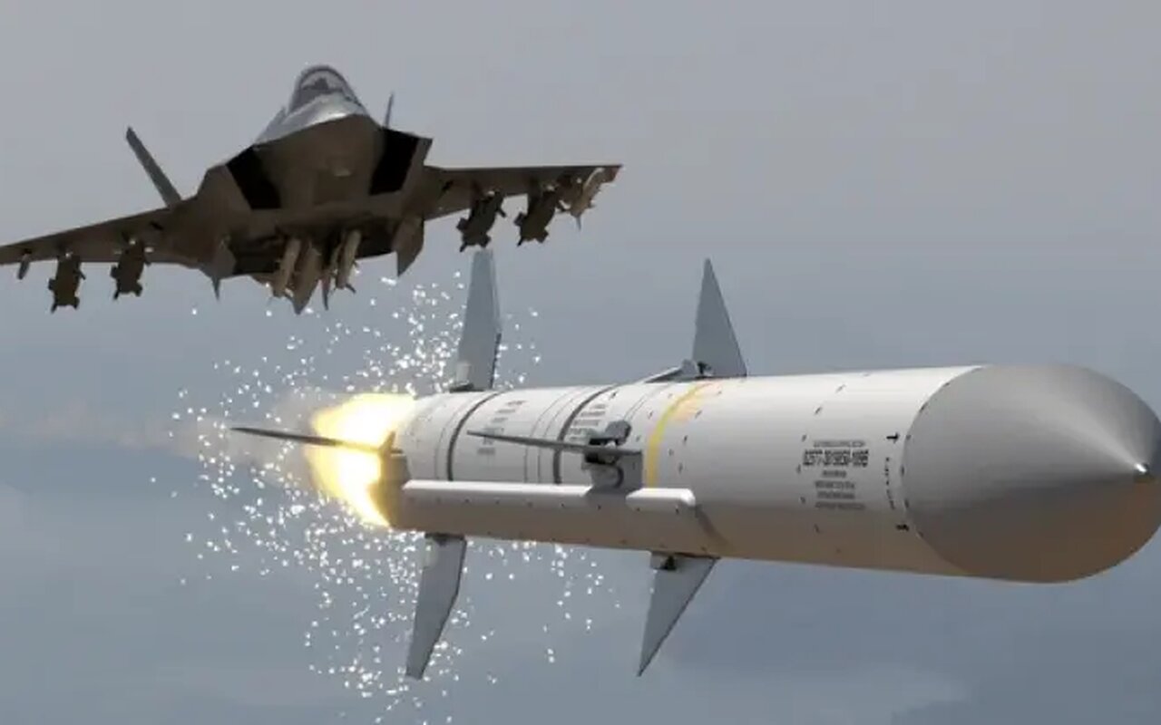 Gli Stati Uniti rispondono alla Cina con il missile aria-aria a piu lunga gittata mai sviluppato