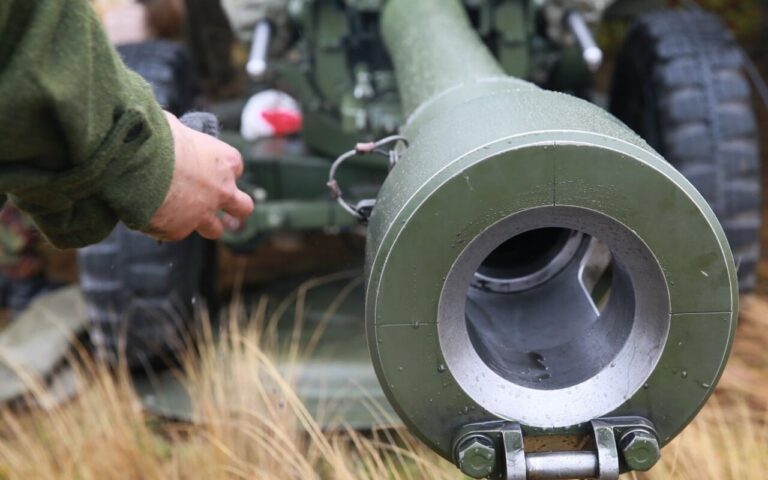BAE autorizza l’Ucraina a costruire da sé i propri obici da 105 mm