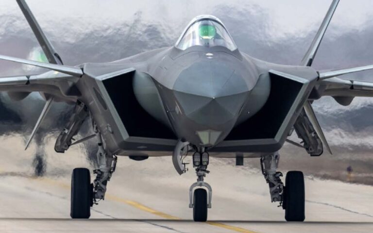 I caccia stealth cinesi J-20A consegnati a quattro brigate di prima linea