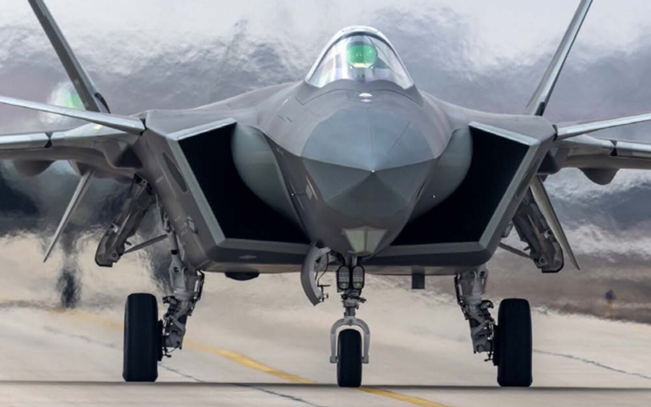 I caccia stealth cinesi J-20A consegnati a quattro brigate di prima linea