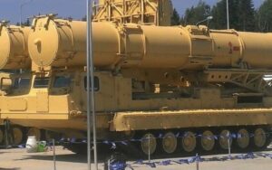 L’Egitto mostra il sistema di difesa aerea russo S-300VM a lungo raggio