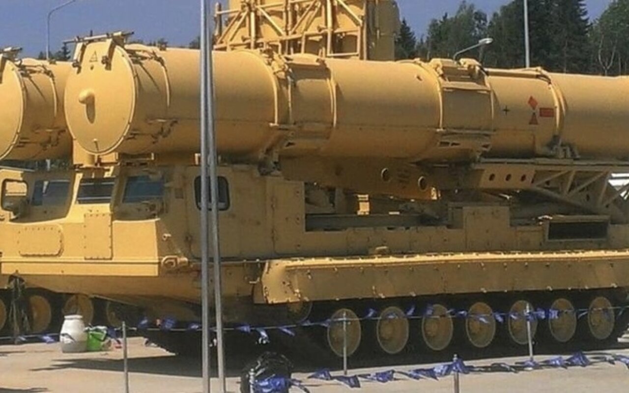L’Egitto mostra il sistema di difesa aerea russo S-300VM a lungo raggio