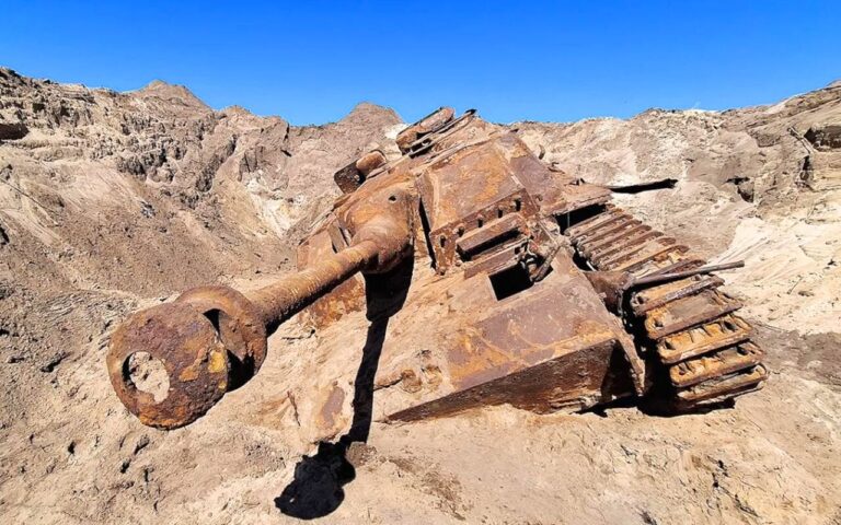 Un carro nazista sepolto nella sabbia da 80 anni riemerge quasi intatto: le 17 tacche sul cannone
