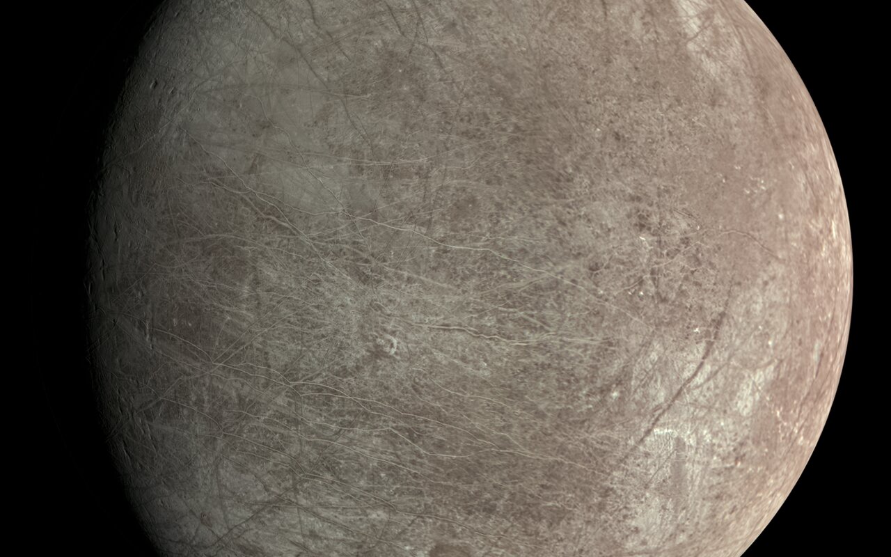 L’oceano nascosto di Europa potrebbe contenere il doppio dell’acqua di tutti i mari terrestri