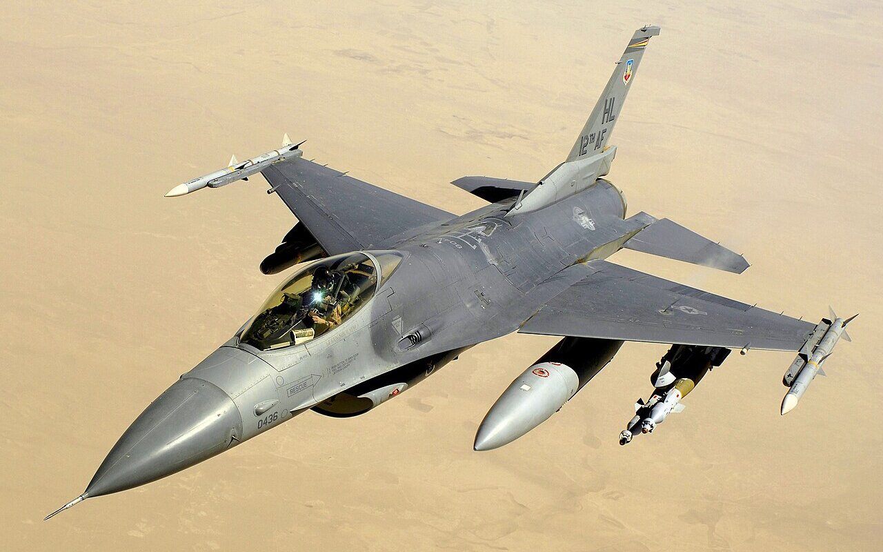 F-16 vs F/A-18: il confronto e cosa ne pensa Reddit