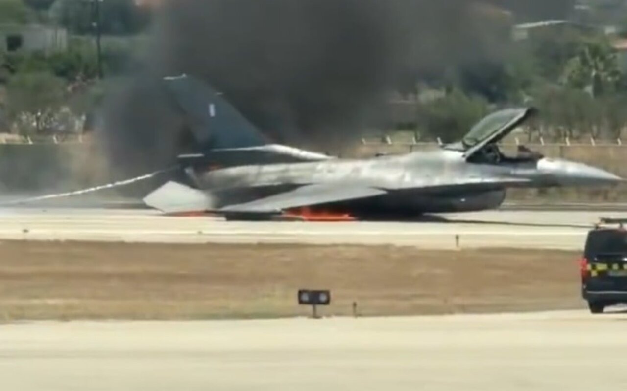 Un F-16 dell’aeronautica greca effettua un atterraggio di emergenza sulla pancia