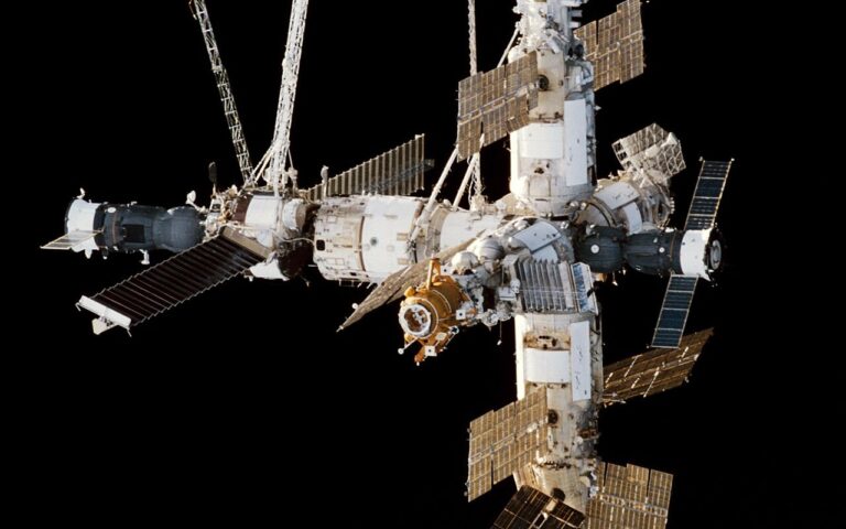Salyut 7: come due cosmonauti riportarono in vita a mano una stazione spaziale morta