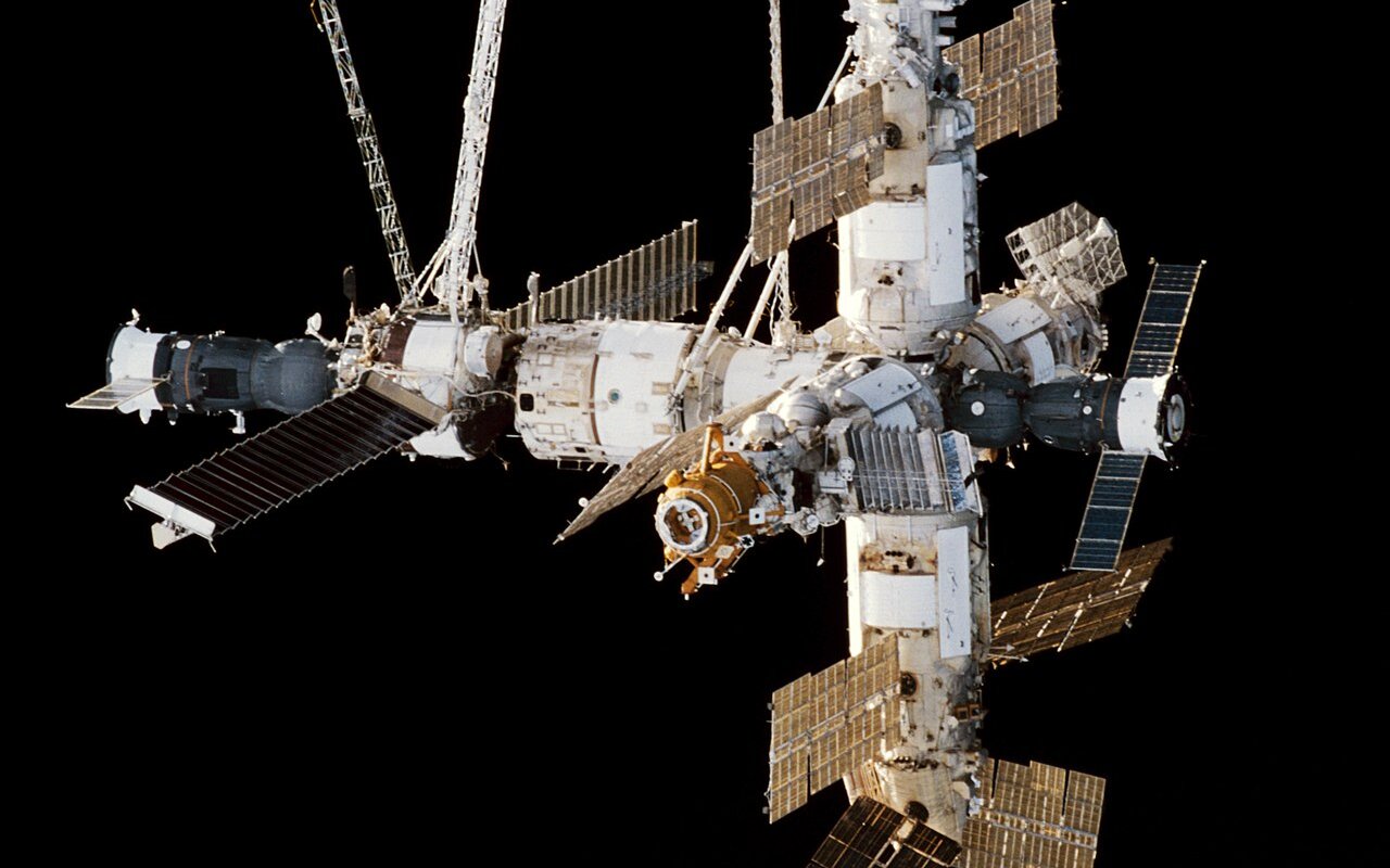 Salyut 7: come due cosmonauti riportarono in vita a mano una stazione spaziale morta
