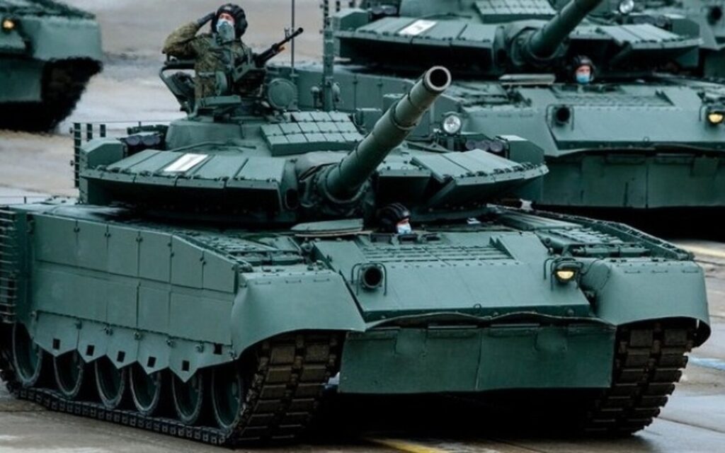 La Russia continua ad aggiornare la sua ampia flotta di carri T-80BVM, ma il futuro della produzione resta incerto