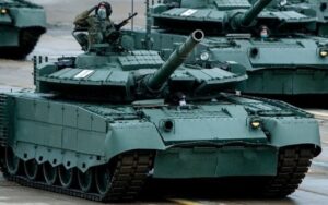 La Russia continua ad aggiornare la sua ampia flotta di carri T-80BVM, ma il futuro della produzione resta incerto
