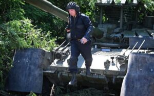 Un carro russo T-72B3A con protezione attiva Arena-M avvistato in Ucraina