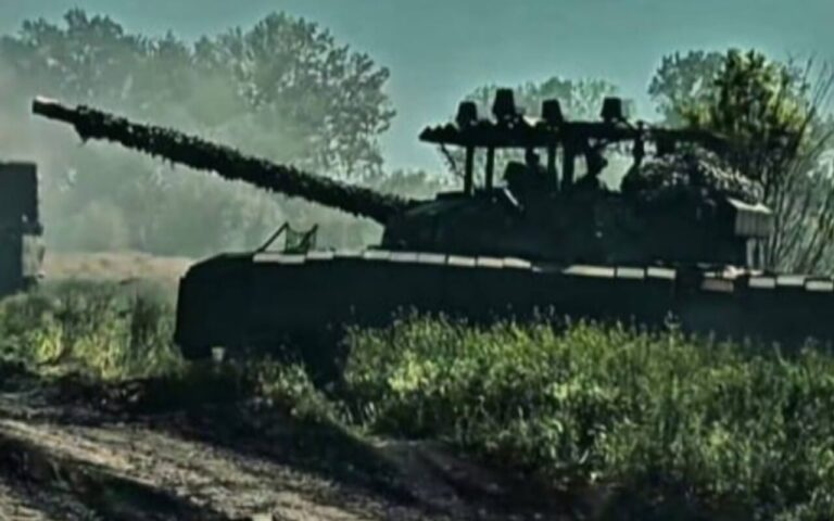 Il nuovo scudo anti-drone dei carri russi fallisce al suo debutto in combattimento