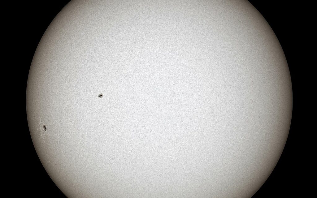 Il Sole non è giallo: visto dallo spazio è bianco (ed ecco perché lo vediamo giallo)