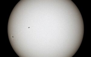 Il Sole non è giallo: visto dallo spazio è bianco (ed ecco perché lo vediamo giallo)