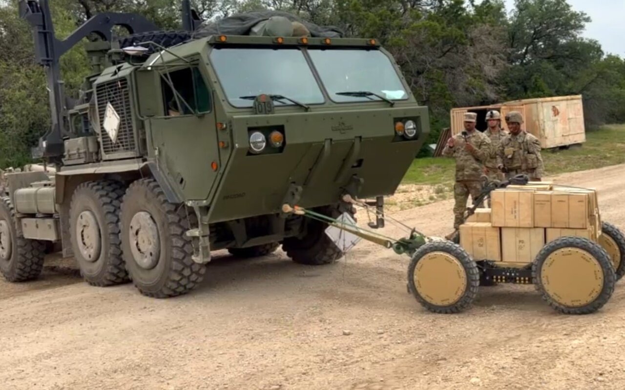 Il minuscolo robot AZAK ha trainato un camion militare 100 volte il suo peso