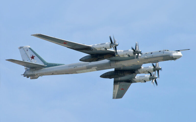 Quando i caccia francesi erano a terra per il 14 luglio, un Phantom della RAF scortò due «Bear» sovietici