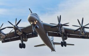 L’Ucraina afferma di aver distrutto un bombardiere strategico russo nella base di Engels