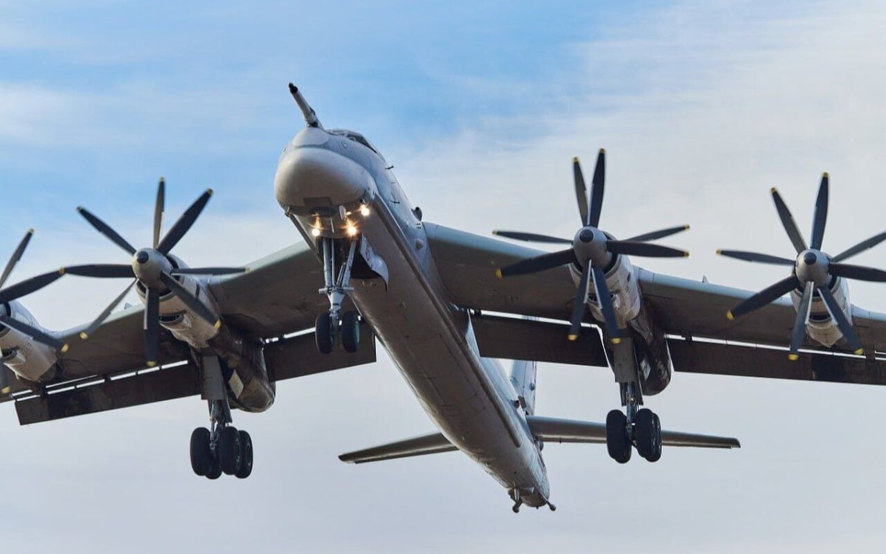 L’Ucraina afferma di aver distrutto un bombardiere strategico russo nella base di Engels
