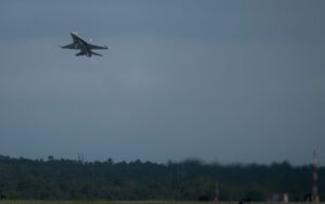 Un vecchio F-16 trasformato in caccia autonomo: il volo riuscito del kit VENOM