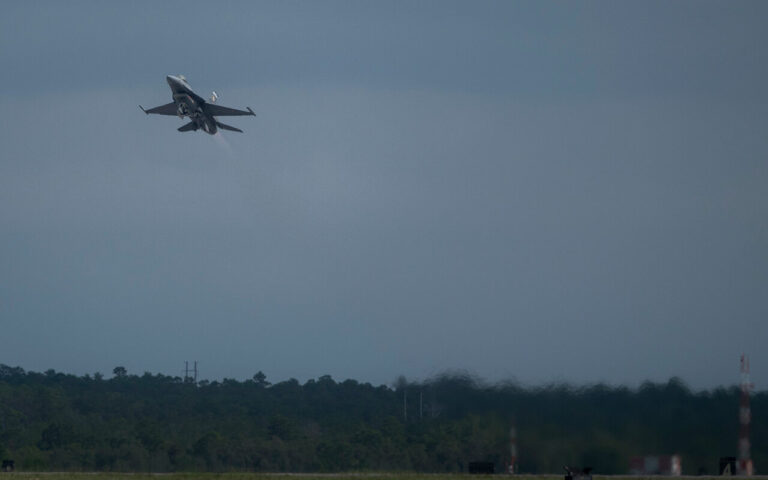 Un vecchio F-16 trasformato in caccia autonomo: il volo riuscito del kit VENOM