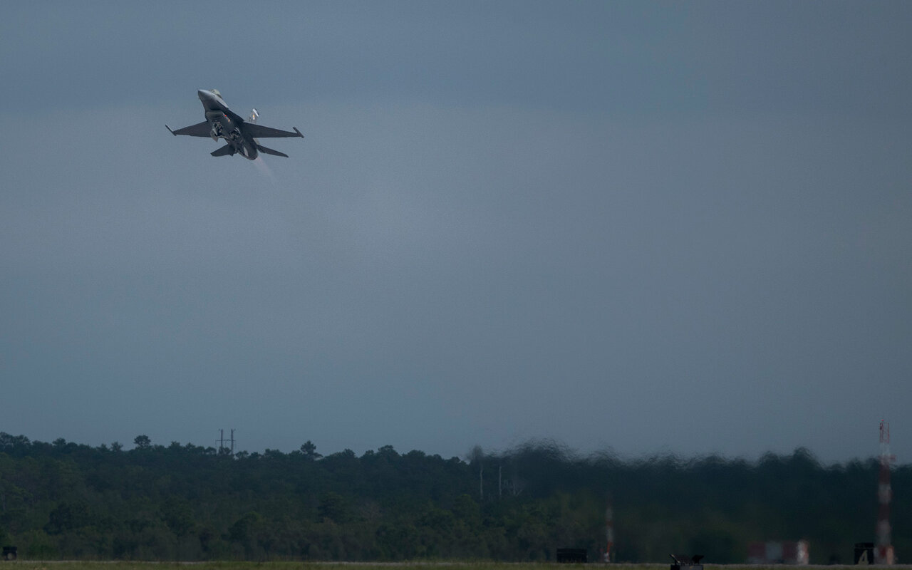 Un vecchio F-16 trasformato in caccia autonomo: il volo riuscito del kit VENOM