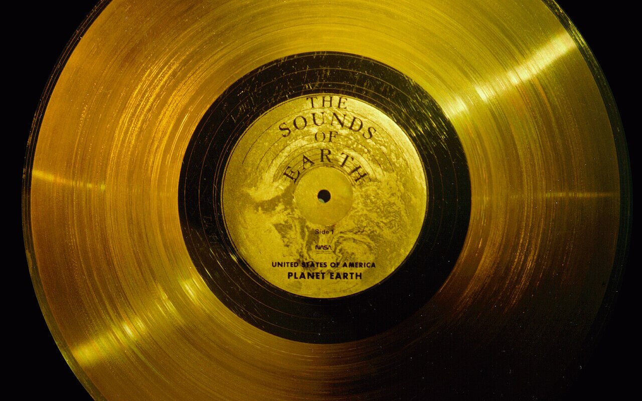 Il disco d’oro di Voyager porta un campione di uranio: un orologio per chi lo troverà