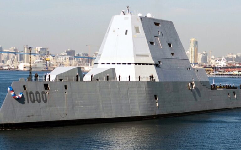 Lo Zumwalt, il cacciatorpediniere più costoso al mondo, entra in servizio dopo oltre dieci anni di ritardi
