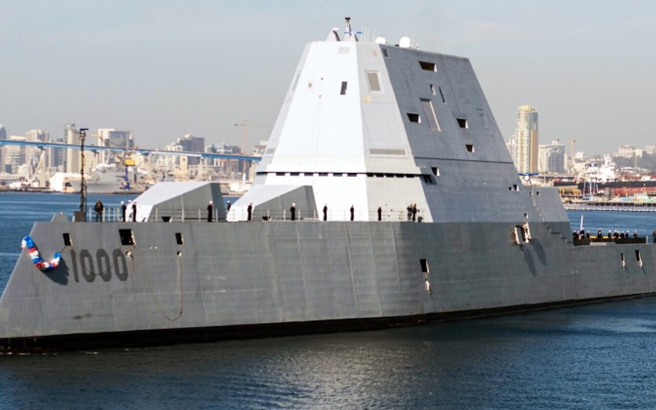 Lo Zumwalt, il cacciatorpediniere più costoso al mondo, entra in servizio dopo oltre dieci anni di ritardi