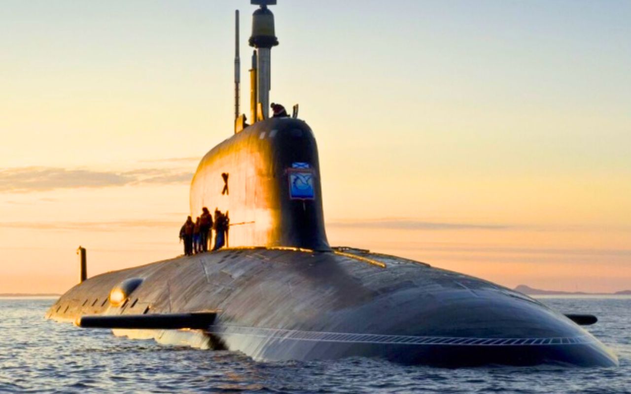 Il più grande sottomarino d’attacco del mondo lancia il missile ipersonico Zircon alle porte dell’Europa: 14.000 tonnellate che inquietano la NATO