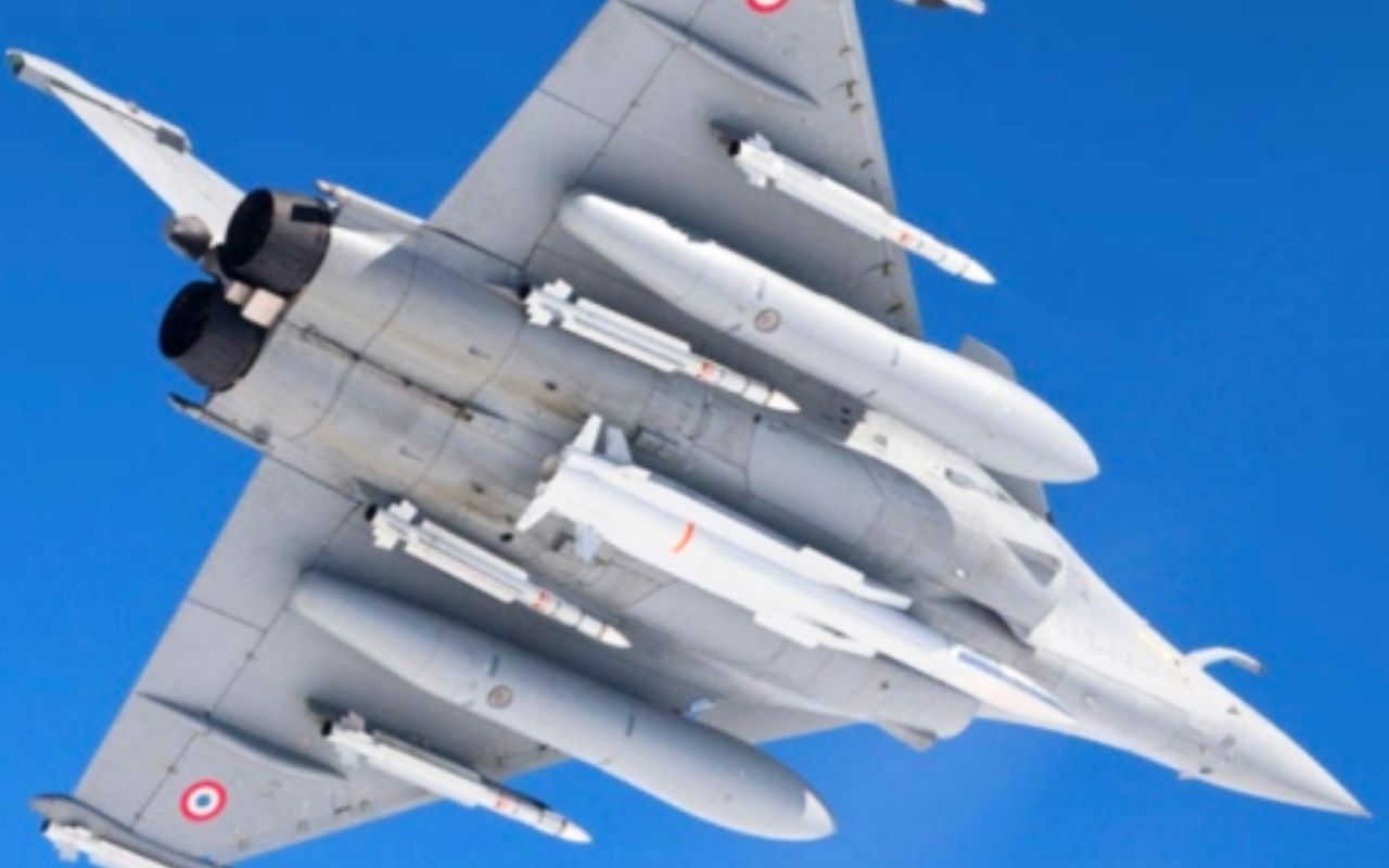 La Francia decide di rendere più visibili i Rafale nucleari in Europa, la garanzia USA vacilla e la Russia ne approfitta per affolare