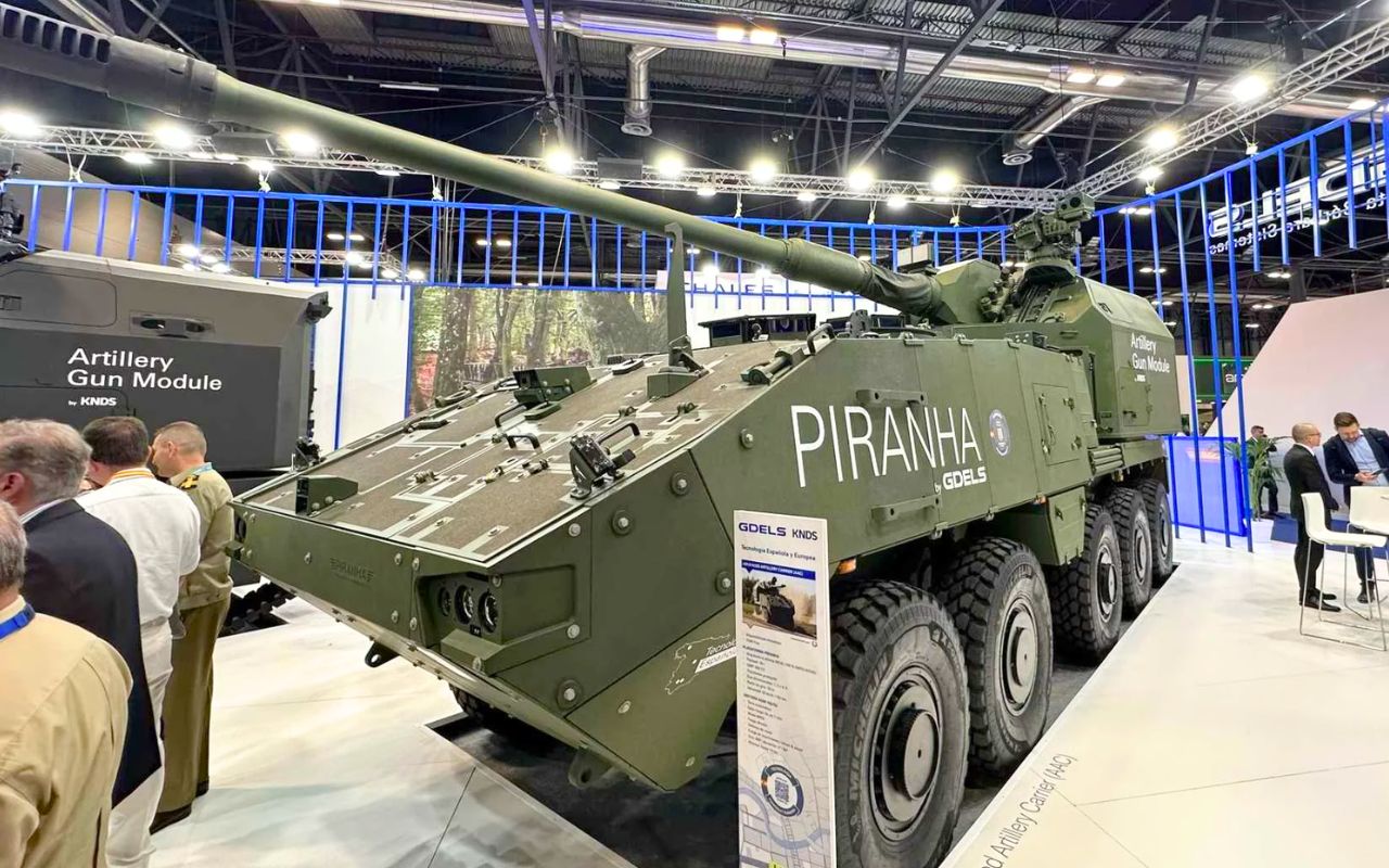 La Russia pensava di dominare l’artiglieria, ma il 10x10 europeo PIRANHA con torre AGM da 155 mm a 40 km secoue e sparisce prima della risposta